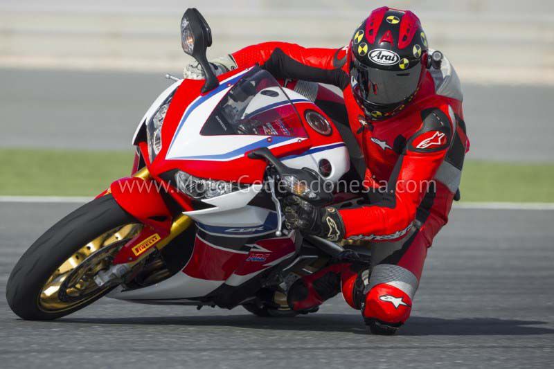 posisi berkendara motor gede honda cbr 1000rr