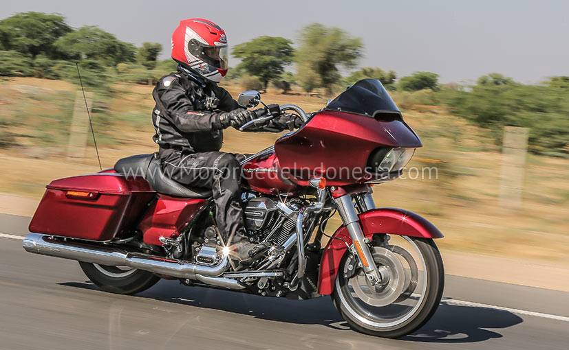 motor gede harley davidson road glide tampilan unik dengan warna beragam