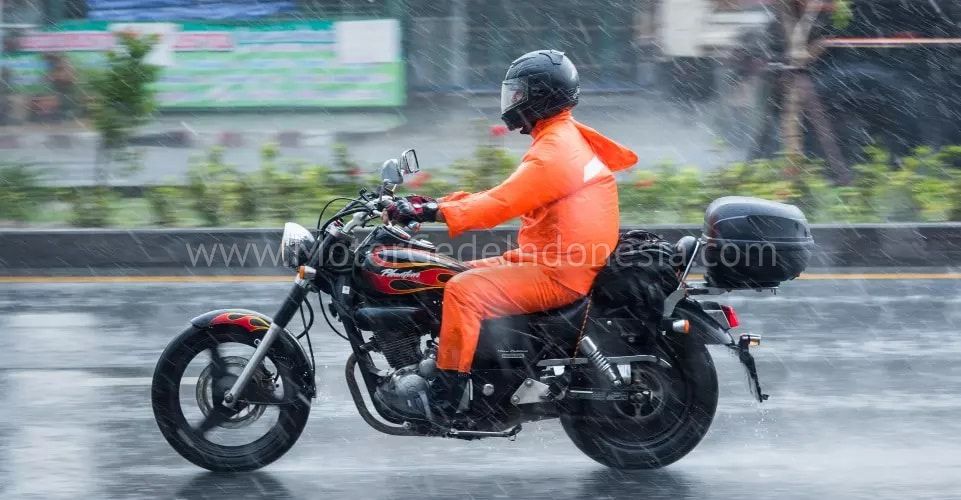 tips berkendara motor gede saat hujan gunakan perlengkapan berkendara yang sesuai