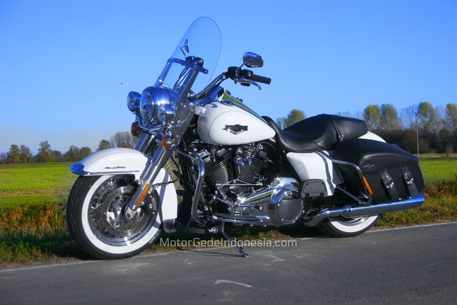 harley davidson road king classic white edition